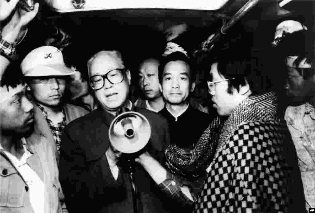1989年5月19日夜晚或者20日凌晨，中共总书记赵紫阳在北京天安门广场同绝食的学生谈话，劝慰学生停止绝食活动，中共中央办公厅主任温家宝陪同。对温家宝此举有种种解读，有人认为这显示他支持赵紫阳；有人说这只是职务行为，不是选边站；还有人说他是为邓小平去监视赵紫阳的。不久后八九民运遭到六四镇压，赵紫阳因为在这场学生运动中的表现在中共高层受到谴责并被撤职，而温家宝继续担任中办主任直到后来先后出任副总理和总理。