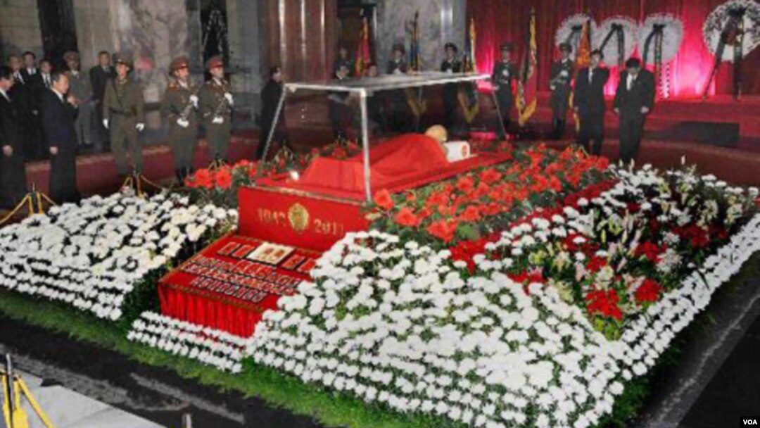 Kim Jong Un encabezó el desfile de autoridades ante el ataúd de vidrio que guarda el cuerpo de su padre, Kim Jong Il, para dar su último adiós.