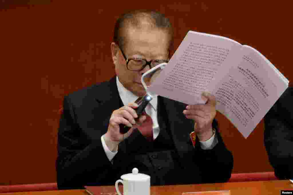 中共前总书记江泽民在北京人大会堂召开的中共19大开幕式上拿着放大镜阅读（2017年10月18日）。这款德国进口的放大镜的同款产品随之在网上走红，但许多发表同款放大镜图片的微博被删。