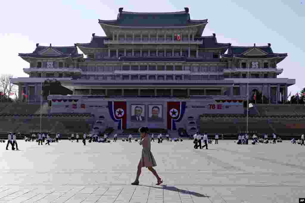 2018年9月7日，平壤，朝鲜建国70周年之前，一名妇女走过为庆典做准备的金日成广场。