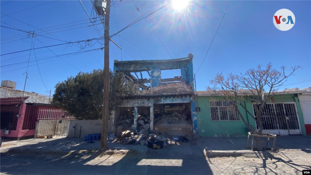 Esta casa abandonada en la mitad de una calle resalta debido a la basura que acumula en ambos pisos de la propiedad. 