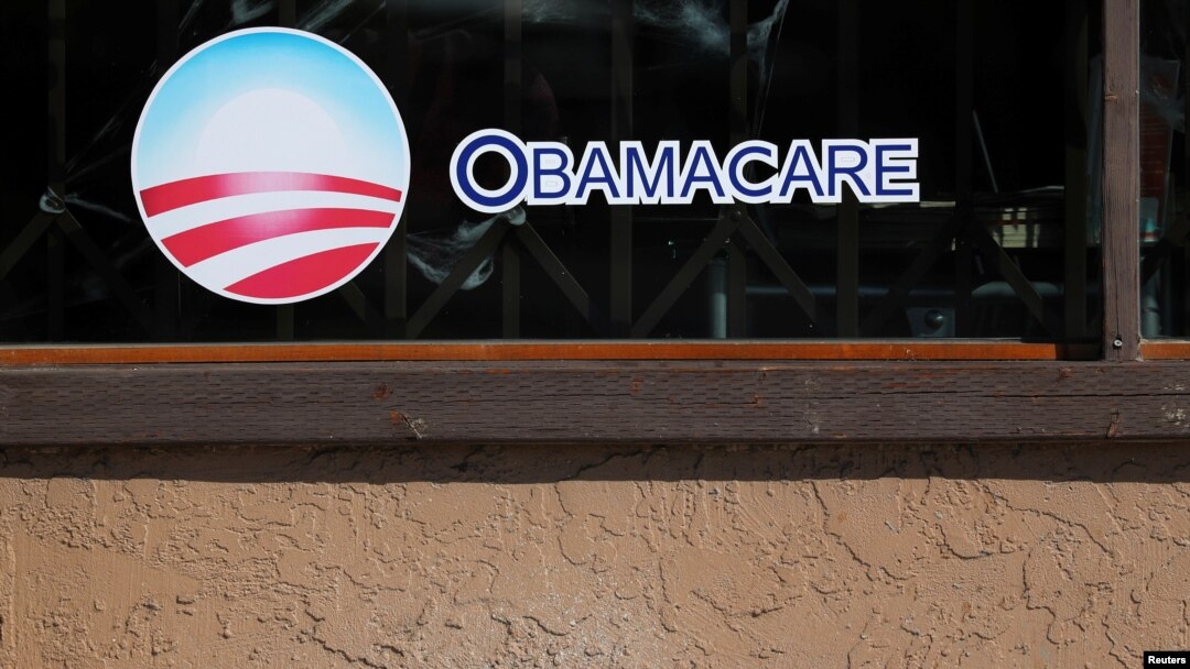 ARCHIVO- Un aviso de Obamacare en una oficina de venta de seguros médicos en el distrito San Ysidro de San Diego,California. 26-10-17. REUTERS/Mike Blake.