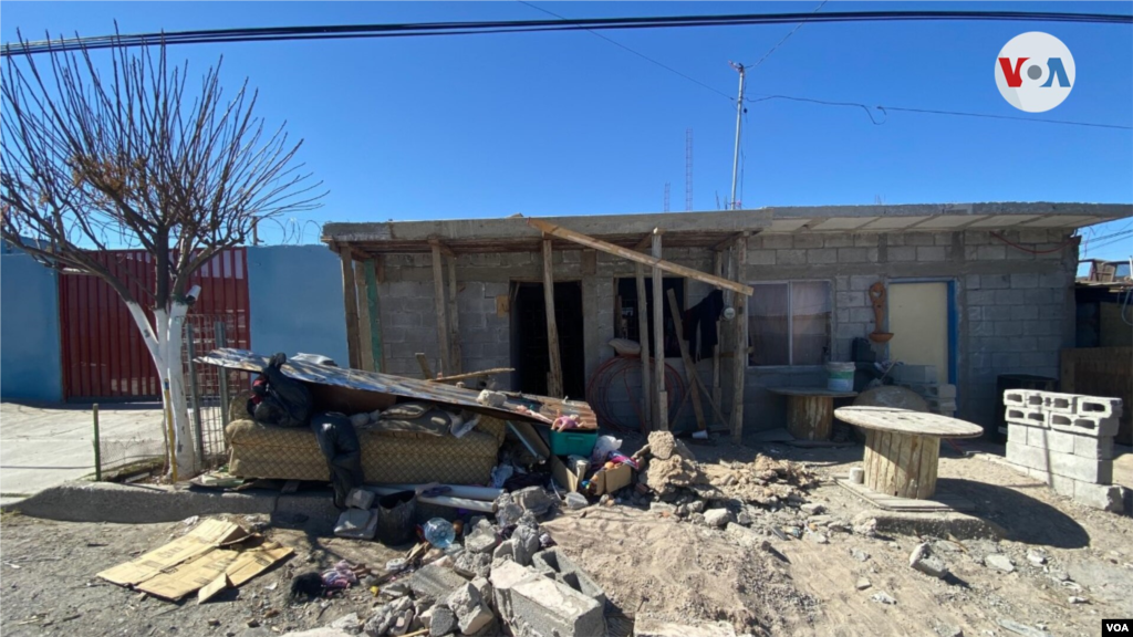 Casas abandonadas o a medio construir son una constante en vecindarios humildes de Ciudad Ju&#225;rez.