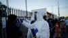 A los empleados de la empresa Flex, en Ciudad Juárez (México), se les toma diariamente la temperatura antes de entrar a la planta como medida de precaución para evitar un brote de coronavirus.