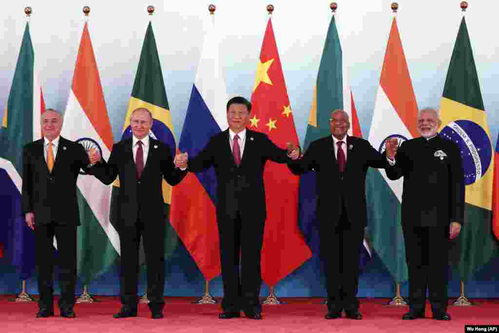 金砖集团五国领导人在厦门金砖峰会上合影，左起：巴西总统特梅尔，俄罗斯总统普京，中国国家主席习近平，南非总统祖马，印度总理莫迪（2017年9月4日）