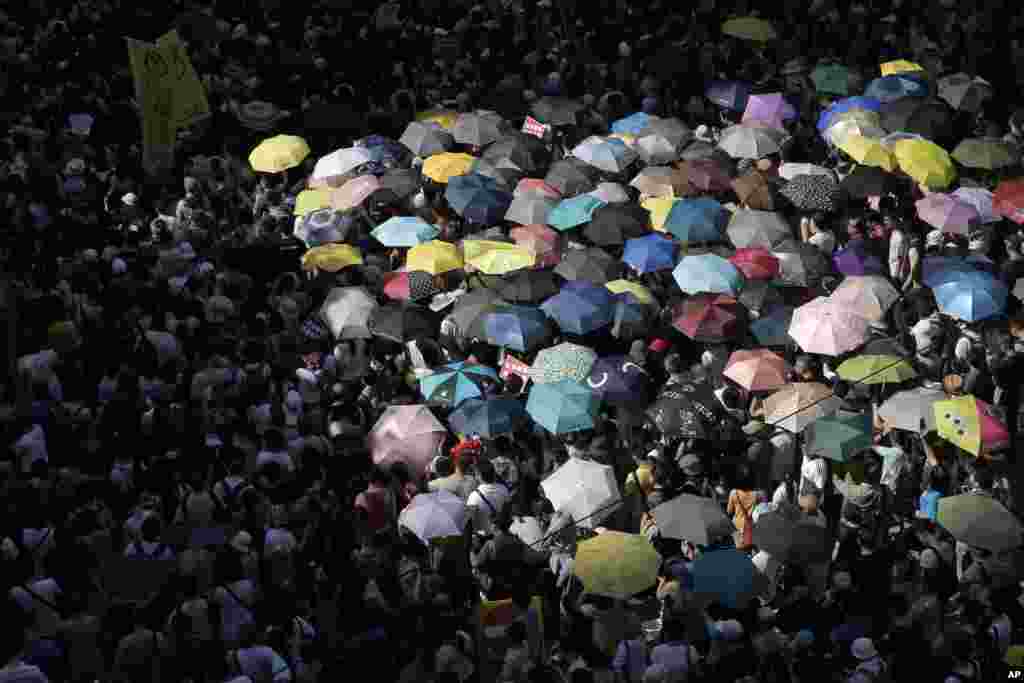 8月20日，数以万计的香港人游行，声援被改判监禁6至8个月的黄之锋、周永康和罗冠聪，他们等人曾主导2014年长达79天的占领中环运动。