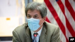资料照片：美国副国务卿费尔南德斯在匹兹堡与当地工会领袖一道参加圆桌讨论会。(2021年9月30日)