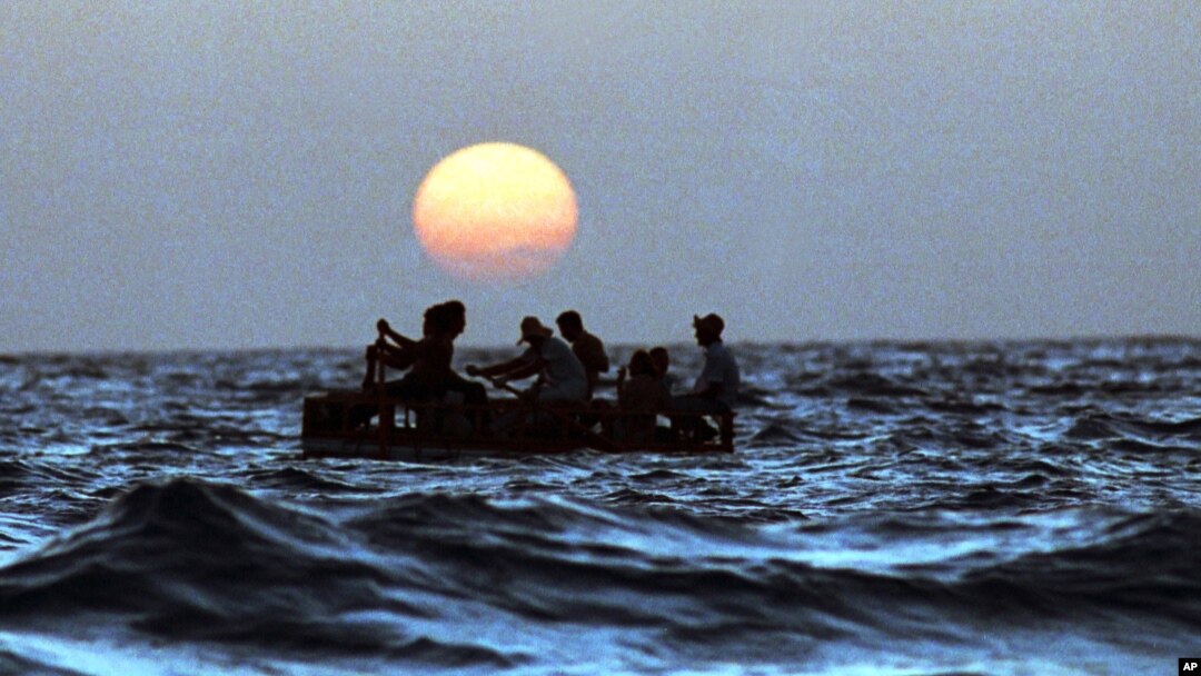 Cubanos abordo de una balsa improvisada, durante uno de los éxodos masivos, éste en agosto de 1994. Los analistas temen que las reformas migratorias cubanas provoquen una crisis parecida en Estados Unidos.