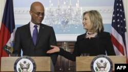 Ngoại trưởng Hoa Kỳ Hillary Clinton (phải) và Tổng thống tân cử Haiti Michel Martelly mở họp báo tại Bộ Ngoại giao Hoa Kỳ hôm 20/4/11