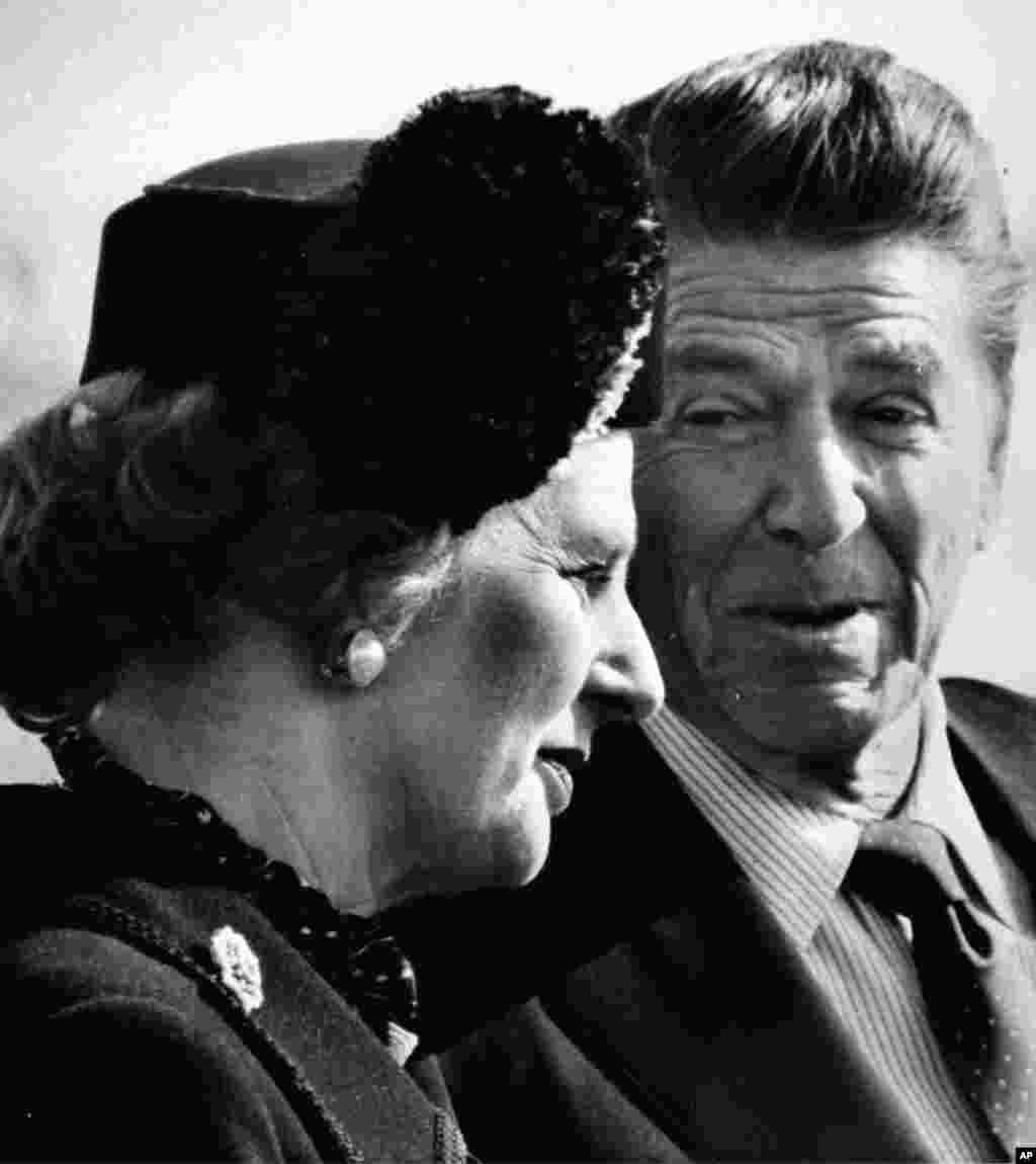 1981年2月26日，时任美国总统里根与英国首相撒切尔夫人在白宫举行的迎宾仪式上。