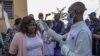 Afisa wa serikali akichukua vipimo vya joto wakati wa uzinduzi wa kampeni ya chanjo ya mpox huko DRC October 5, 2024. Picha na AFP 