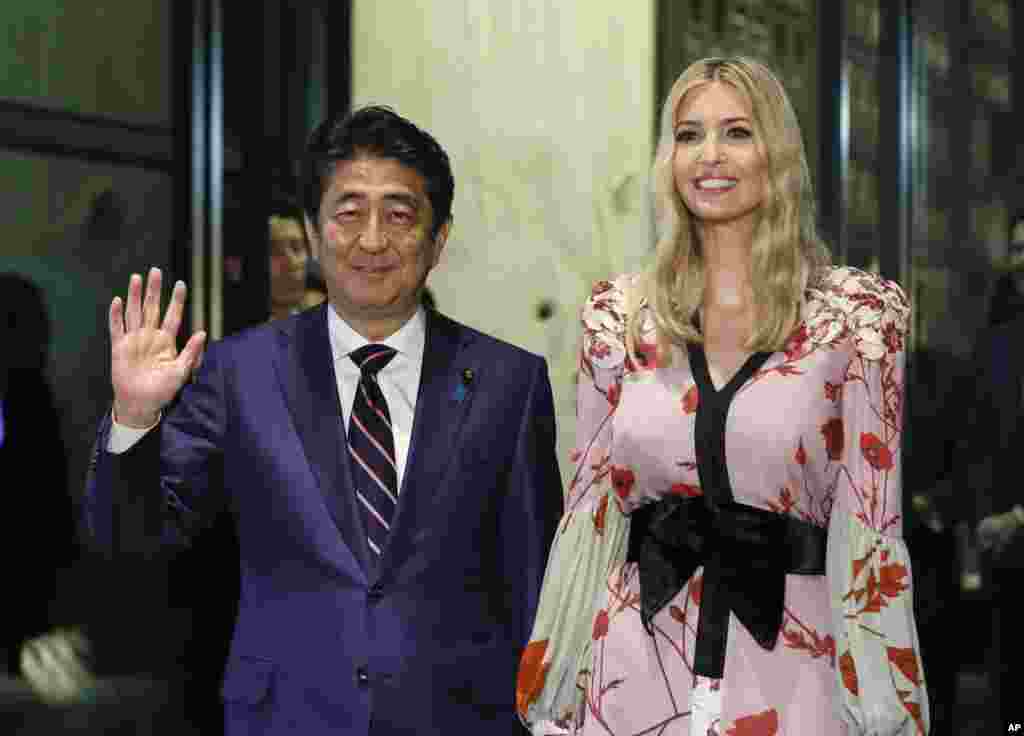 白宫顾问、特朗普总统的女儿伊万卡&middot;特朗普和日本首相安倍在东京一家餐厅（2017年11月3日）。伊万卡应安倍首相的邀请访问日本。