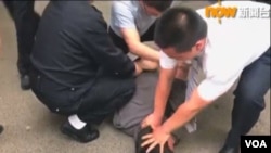 香港驻京记者2018年5月16日采访被公安强行带走 （网络照片）