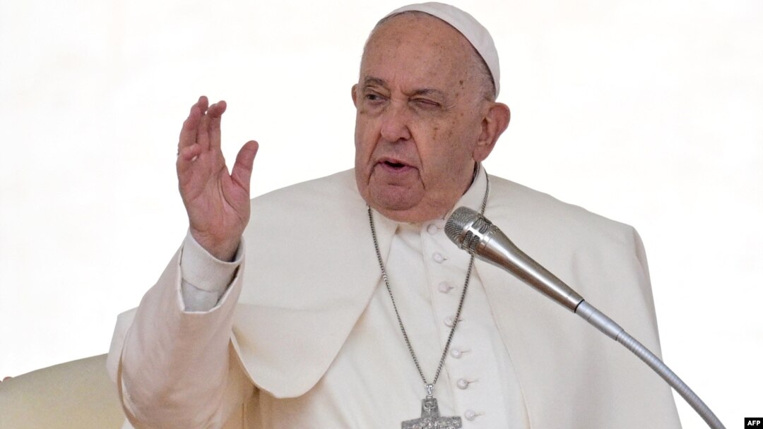 El papa Francisco bendice a la multitud durante la audiencia general semanal el 25 de septiembre de 2024 en la plaza de San Pedro en el Vaticano. AFP