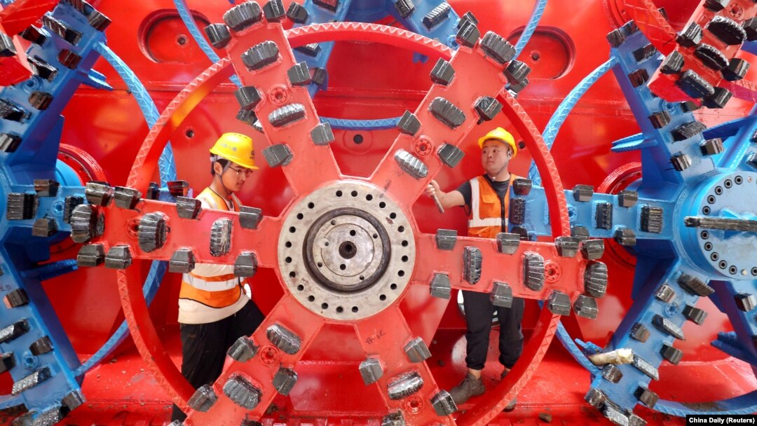 中國工人在浙江省湖州市的一個地下鐵路的車站施工現場。 （2024年10月17日）