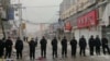 北京城乡接合部拆迁现场执勤的警察。（网络截图） 