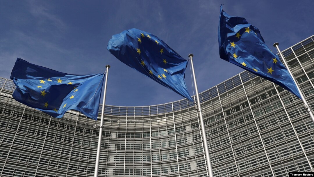 ARHIVA - Zastave Evropske unije ispred sedišta Evropske komisije u Briselu (Foto: Reuters)